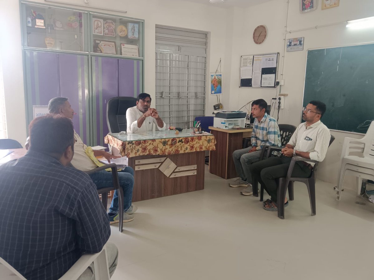 CollectorJamngr's tweet image. મતદારયાદી સુધારણા કાર્યક્રમ અન્વયે મતદાર નોંધણી અધિકારીશ્રી, ૮૦-જામજોધપુર દ્વારા ગ્રામ્ય વિસ્તારોની મુલાકાત લઈ ગ્રામ લોકોને તેમની વિગતો રજુ કરવાની બાકી હોય તો BLOs નો સંપર્ક કરી રજુ કરવા સમજુત કર્યા તથા BLOs ને મળી કામગીરીની સમીક્ષા કરી.
@ECISVEEP @CEOGujarat @infojamnagargog