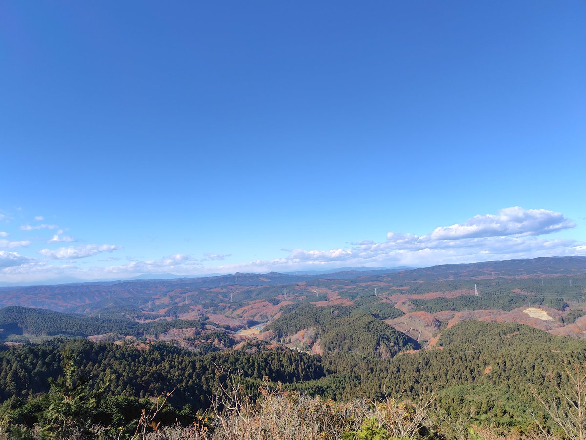 1567yumimi1636's tweet image. 今年も誕生日に御岩神社に行き御岩山に登ってきた。去年も今年も晴天。時刻も同じくらいなんで大して変わらない風景写真を撮ってきた。この1年変わった事は毎週の推し活は楽しくて沢山の人に出会った。職場でやるストレス度合いを見るチェックで昨年医者行けレベルが今年はノーストレス！推し活は健康
