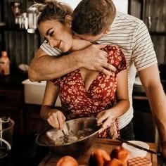 "الاحتضان من الخلف 
لا يحتاج إلى إستأذان فلذته في سـرقته".