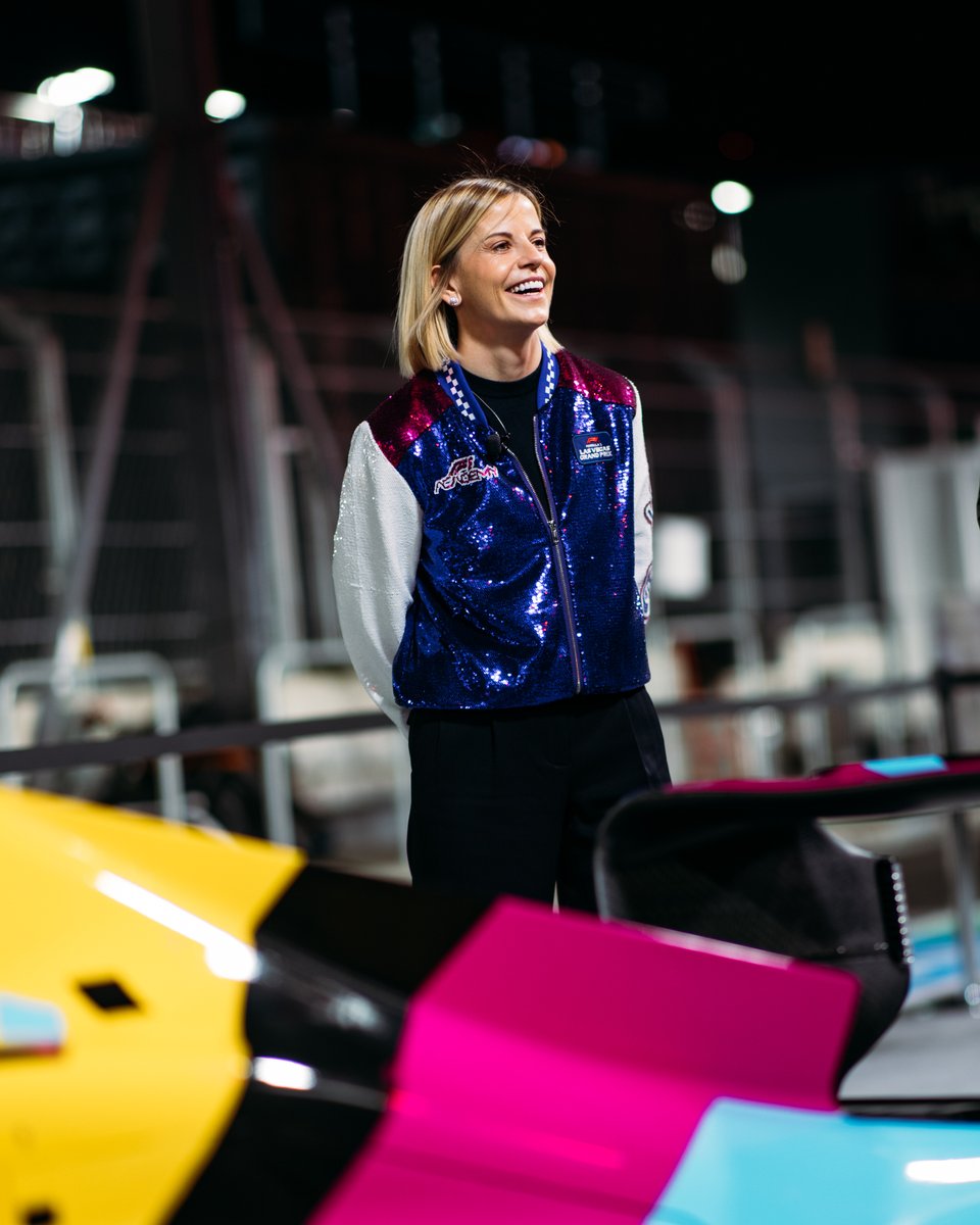 f1academy's tweet image. @LEGO_Group made an iconic entrance to F1 Academy in Las Vegas. 💐 🧱 📸 

#F1Academy #LasVegasGP