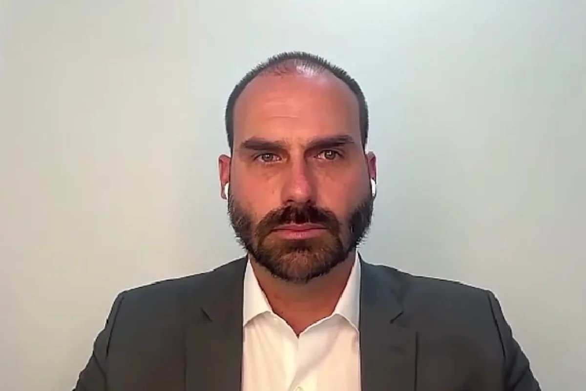 BlogdoNoblat's tweet image. Eduardo Bolsonaro admite apoio a Tarcísio como &apos;voto anti-Lula&apos;. &quot;Onde o Lula estiver de um lado, eu estarei do outro&quot;, respondeu. &quot;Se o Tarcísio for este candidato, a gente vai acabar falando, sim, de Tarcísio de Freitas&quot;, acrescentou (uol)