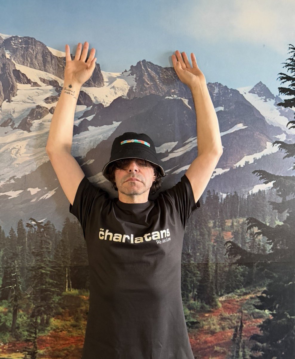 Tim_Burgess's tweet image. Retweet to win 

A We Are Live Tour T shirt, a sweatshirt, a bucket hat (all in your size) and a mug

Winner picked at random 10am on Saturday December 6th 

Gooood luck y’aaaall