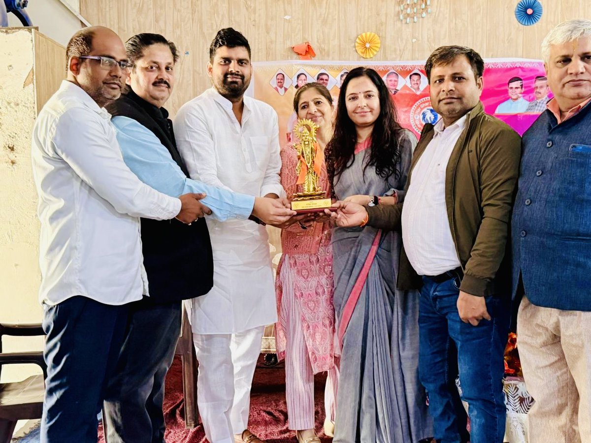 soniayadavbjp's tweet image. आज राजकीय कन्या वरिष्ठ माध्यमिक विद्यालय बादशाहपुर में जिला अध्यक्ष श्री S P Tyagi Pintu  जी के नेतृत्व तथा मंडल अध्यक्ष Dhanesh Yadav  की अध्यक्षता में “आत्मनिर्भर भारत” कार्यक्रम के आयोजन में मुख्य वक्ता के रूप में उपस्थित रही।
#atamnirbharbharat 
#vocalforlocal 
@narendramodi