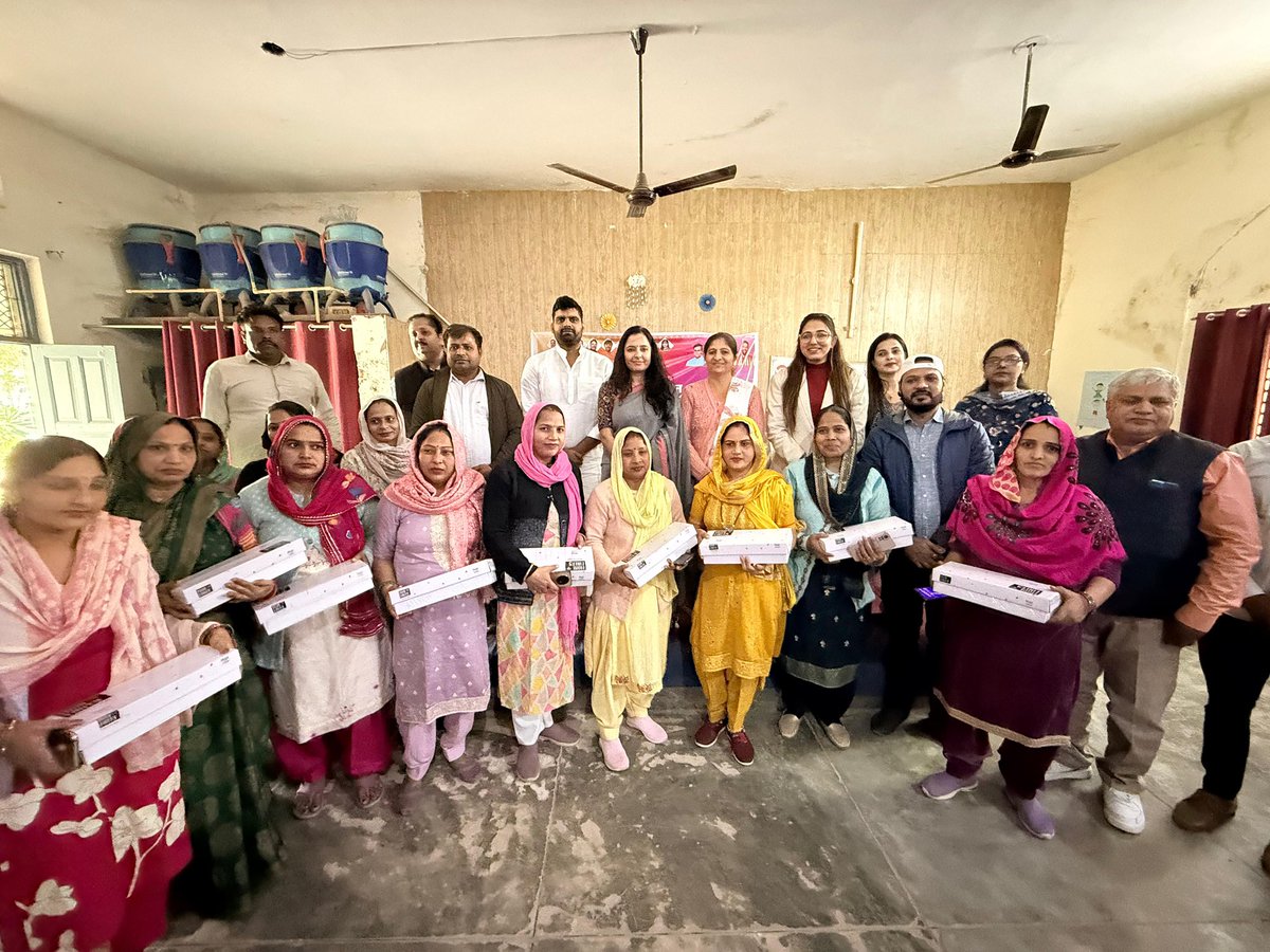 soniayadavbjp's tweet image. आज राजकीय कन्या वरिष्ठ माध्यमिक विद्यालय बादशाहपुर में जिला अध्यक्ष श्री S P Tyagi Pintu  जी के नेतृत्व तथा मंडल अध्यक्ष Dhanesh Yadav  की अध्यक्षता में “आत्मनिर्भर भारत” कार्यक्रम के आयोजन में मुख्य वक्ता के रूप में उपस्थित रही।
#atamnirbharbharat 
#vocalforlocal 
@narendramodi