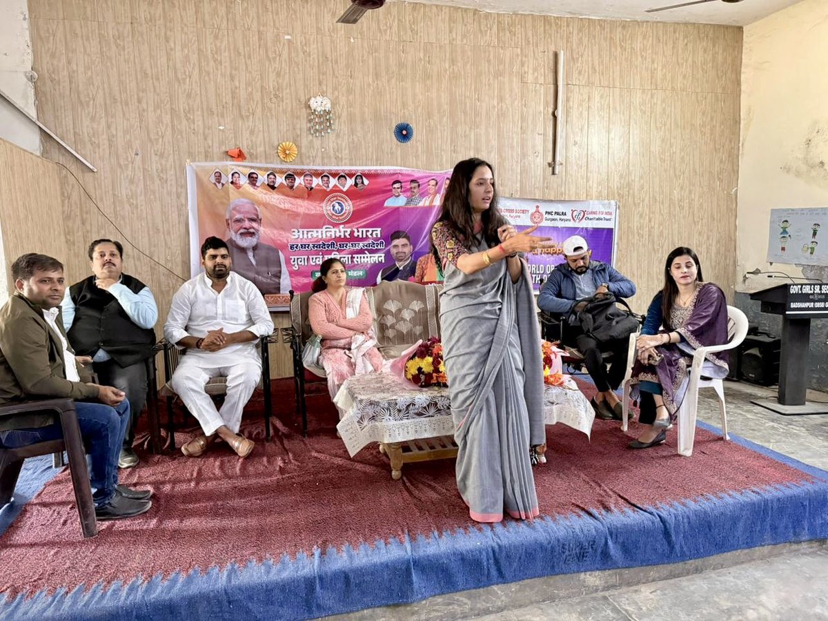 soniayadavbjp's tweet image. आज राजकीय कन्या वरिष्ठ माध्यमिक विद्यालय बादशाहपुर में जिला अध्यक्ष श्री S P Tyagi Pintu  जी के नेतृत्व तथा मंडल अध्यक्ष Dhanesh Yadav  की अध्यक्षता में “आत्मनिर्भर भारत” कार्यक्रम के आयोजन में मुख्य वक्ता के रूप में उपस्थित रही।
#atamnirbharbharat 
#vocalforlocal 
@narendramodi