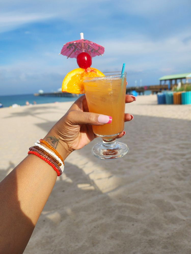 Work off all that Turkey on feel good Friday! 😋😂  Take a stroll on over for a cocktail w/ an ocean breeze, dancing, Live Music &amp; Happy Hour starting at 4pm at any bar or cocktail table! 🌊🍹💃🏻🌴 #seaside #happyhour #4to7pm #atthebars #arubaariba #livemusic #lbts #arubabeachcafe