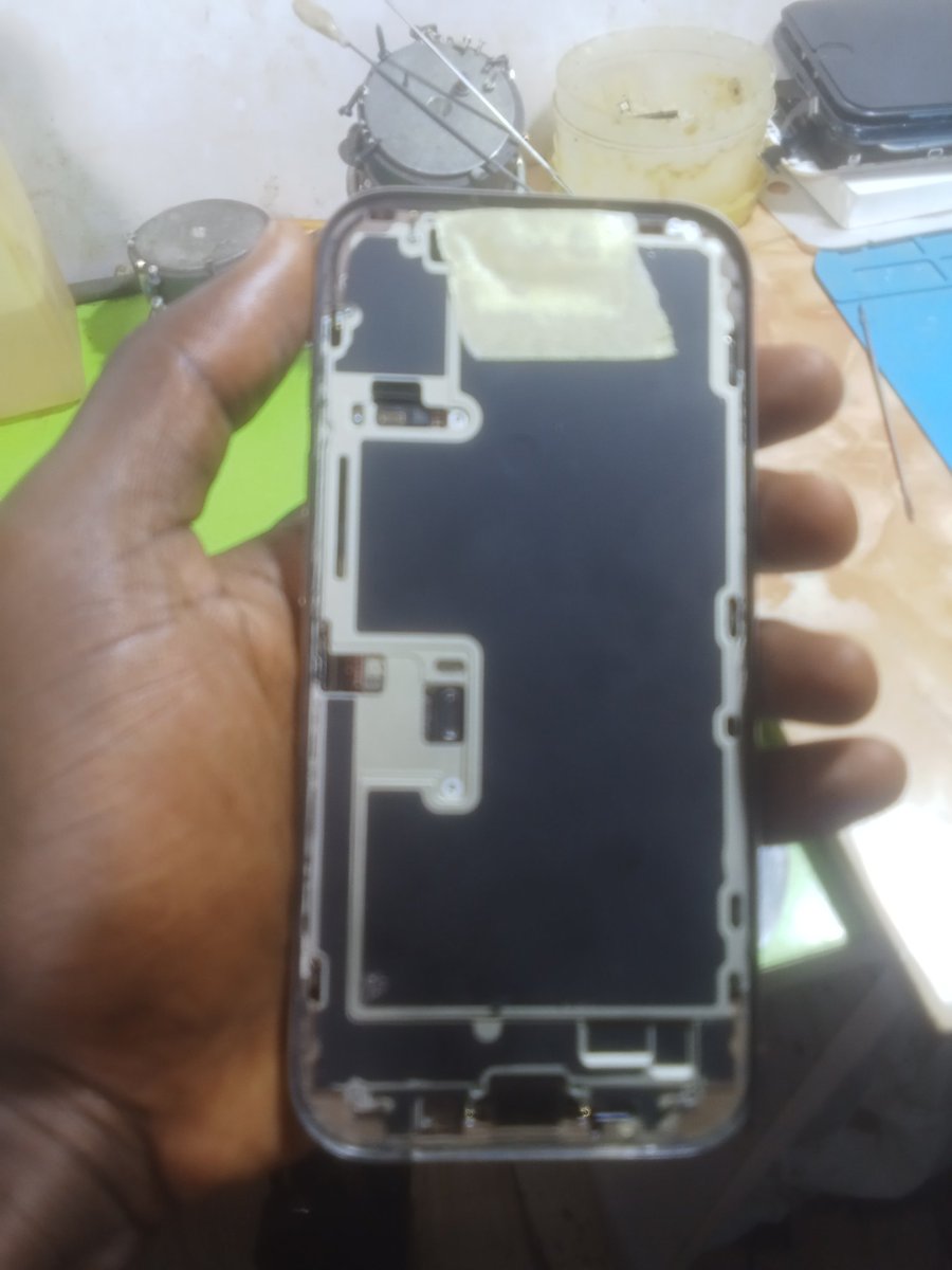 holar_official's tweet image. don&apos;t let a cracked screen ruin your day, get your iPhone screen fixed and back to life 

from scatter to flawless  ✨