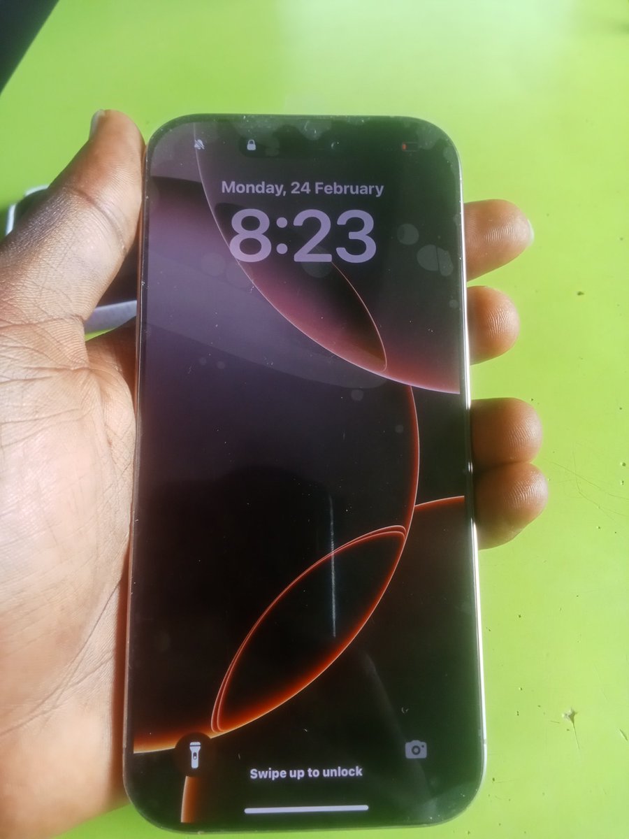 holar_official's tweet image. don&apos;t let a cracked screen ruin your day, get your iPhone screen fixed and back to life 

from scatter to flawless  ✨