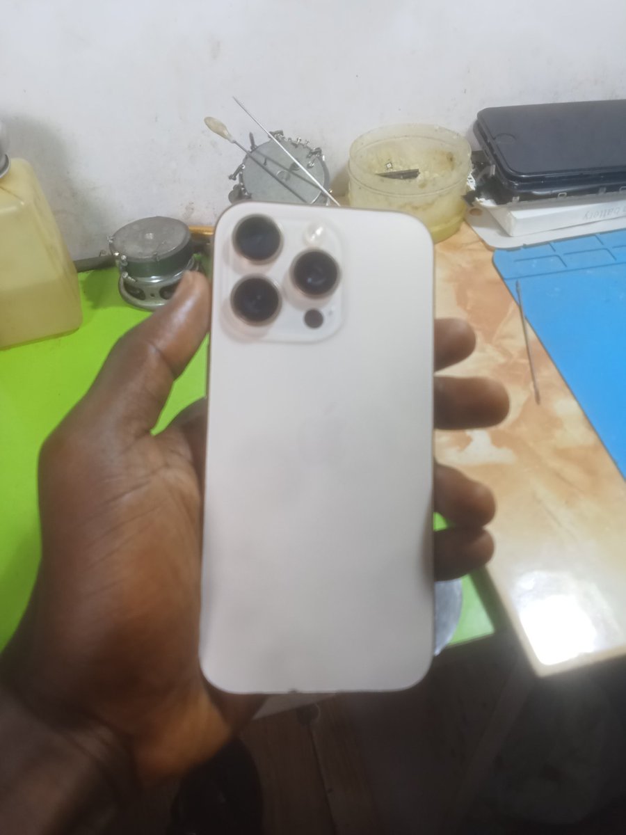 holar_official's tweet image. don&apos;t let a cracked screen ruin your day, get your iPhone screen fixed and back to life 

from scatter to flawless  ✨