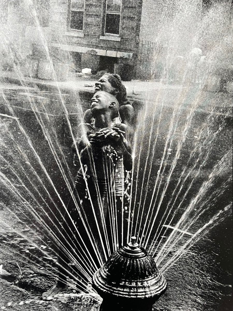 eyeonaxis_'s tweet image. Happiness in Harlem. New York, 1963 | Leonard Freed
