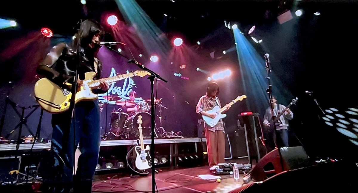 다브다 너무좋아…ㅠㅜㅠㅠㅜㅜ 떼창 너무 즐거웠고 앞줄에서 볼 수 있어서 너무 행복🥹🥹 뒤에서 슬램하던거 놓쳐서 조금 아쉽긴 하지만 피크 받아서 괜찮아!!! 다음에는 꼭 슬램 참여해야지… 너무 신나서 친구랑 둘이 어깨동무하고 춤추고 펄쩍거렸다♥️🎸 #dabda