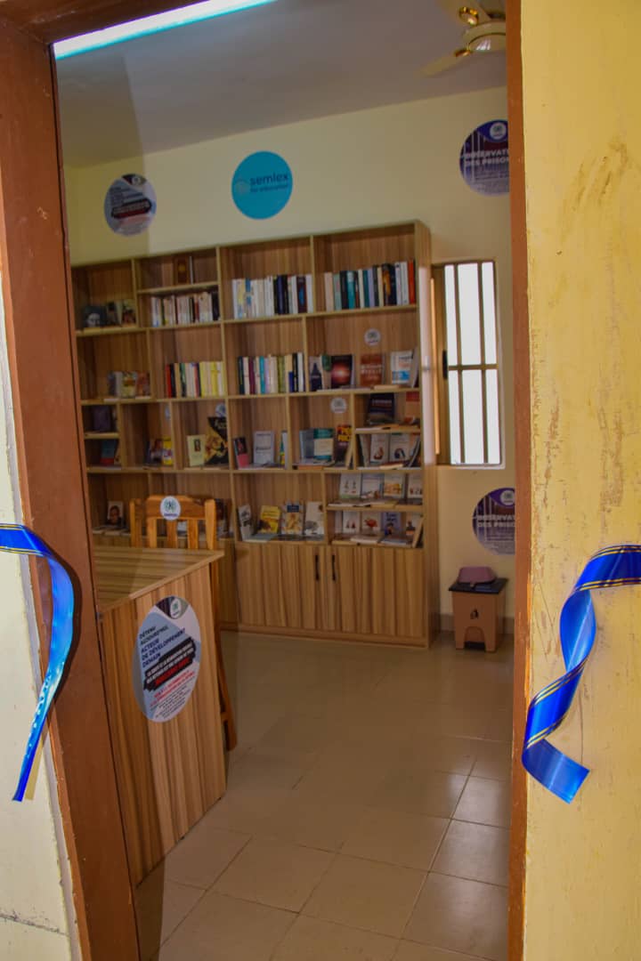 SMPDDofficiel's tweet photo. ✨ « L’#éducation ouvre la porte de la dignité, même derrière les murs. »
La #SMPDD, avec Semlex For Education, a inauguré une #bibliothèque entièrement équipée à la prison de #Kpalimé, offrant aux détenus un véritable espace d’apprentissage et de #réinsertion

#ÉducationEnPrison https://t.co/e5DF14ZhYQ