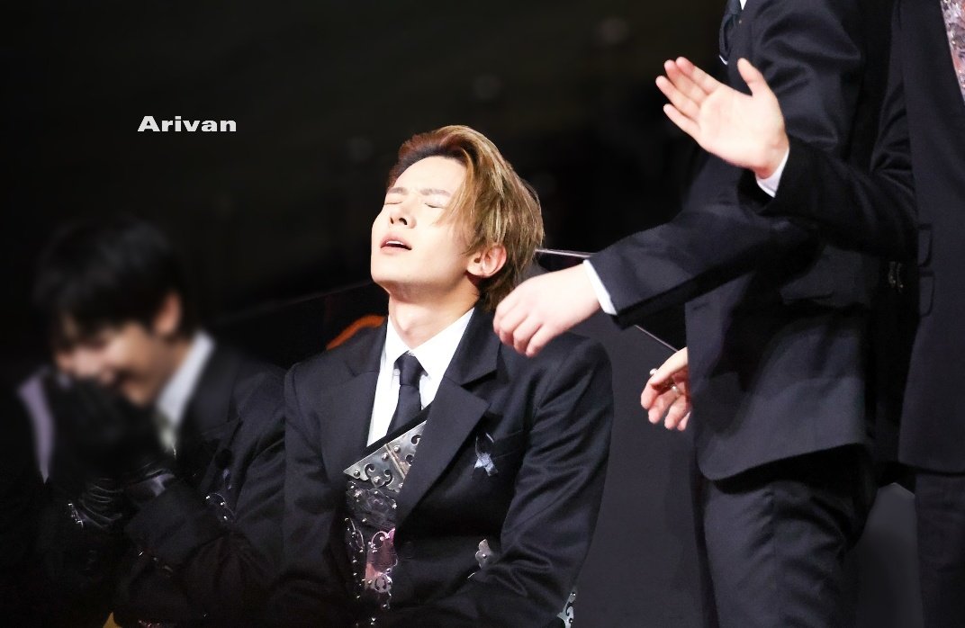 LHS01ACE's tweet image. This picture of Heeseung after ENHYPEN was announced as the Daesang winner 🥹😭