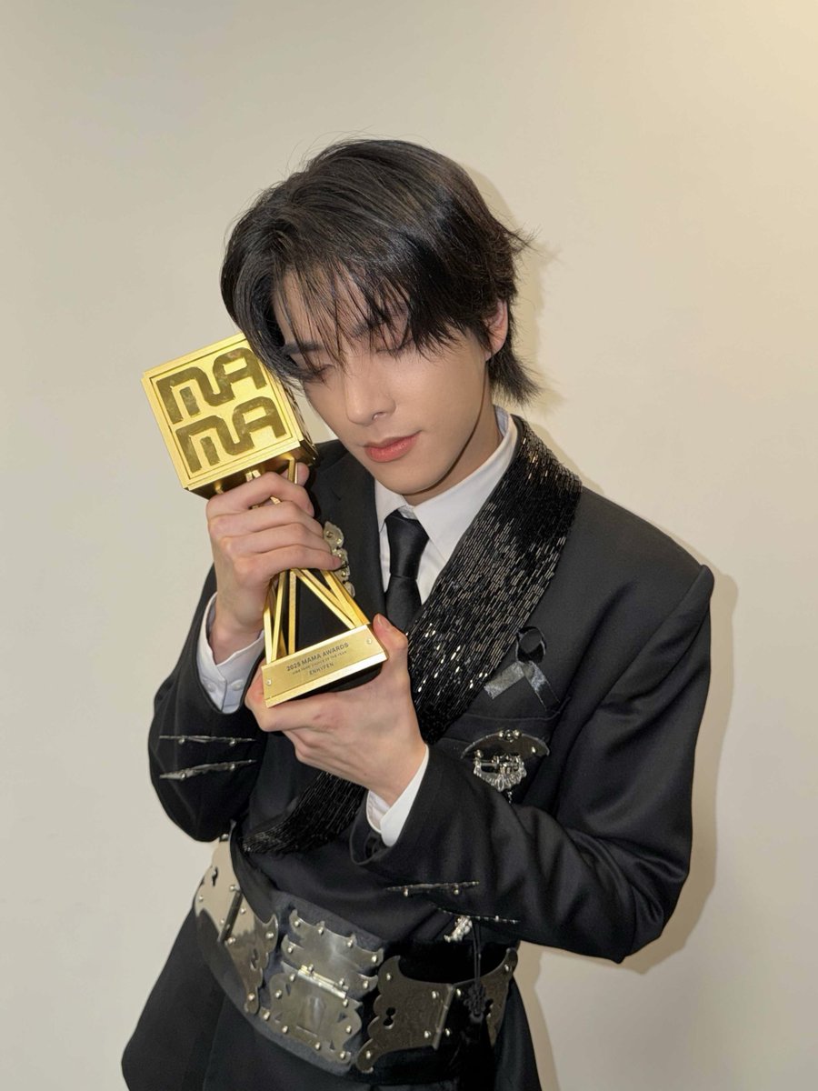 enhypenweverse's tweet image. [ #제이크’s Post ] 251129

#JAKE: ENGENEs... Really, thank you so much ㅠ
We finally received the award that we dreamed of for 5 years today... It feels like we received a rookie award with ENGENEs just yesterday, but we really came far.
It&apos;s really all thanks to ENGENEs, thank…