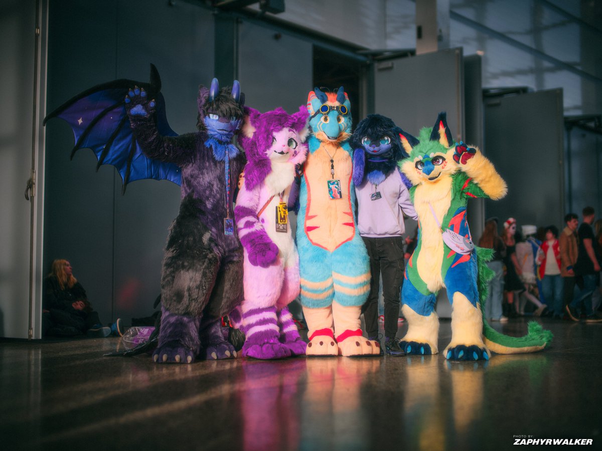 last weekend at comic con and fluffy ✨

#FursuitFriday 

📸: <a href="/ZapyZapZap/">⭐ ZAPHYR ⭐</a>