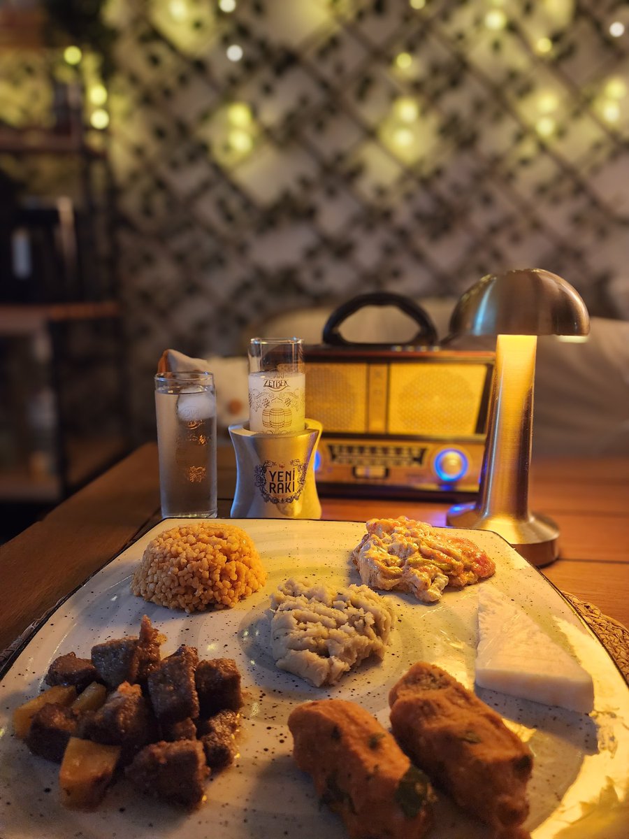 Dışarda şu an felaket bir fırtına
Ve gök delinmiş gibi yağan yağmur
Rakı içmek için tüm şartlar uygun
Denk gelenlere #afiyetolsun 🙋🏼‍♀️