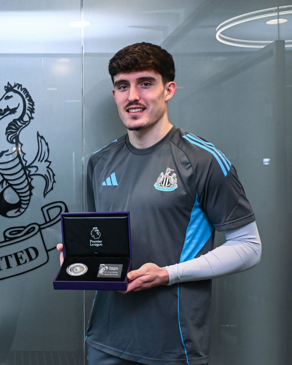 티노 리브라멘토 100경기 기념 사진