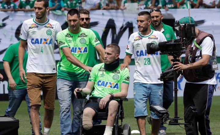 liberta___depre's tweet image. Alan Ruschel em entrevista ao Jornal Marca, da Espanha, falou sobre a tragédia com avião da Chapecoense que hoje completa 9 anos.

&quot;Eu lembro de tudo até ao momento do impacto. Lembro que o piloto avisou que íamos pousar, fizemos uma volta, outra volta e nada... não pousamos. De…