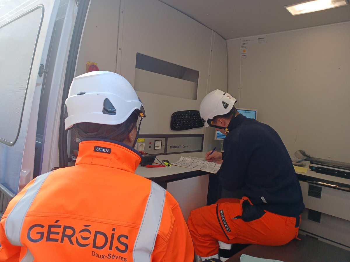 🔧 Zoom sur le camion recherche de défauts !
GÉRÉDIS utilise un matériel spécialisé pour détecter, localiser et diagnostiquer les défauts sur les câbles électriques souterrains des #DeuxSèvres.
💡 Indispensable pour garantir fiabilité et sécurité des réseaux !