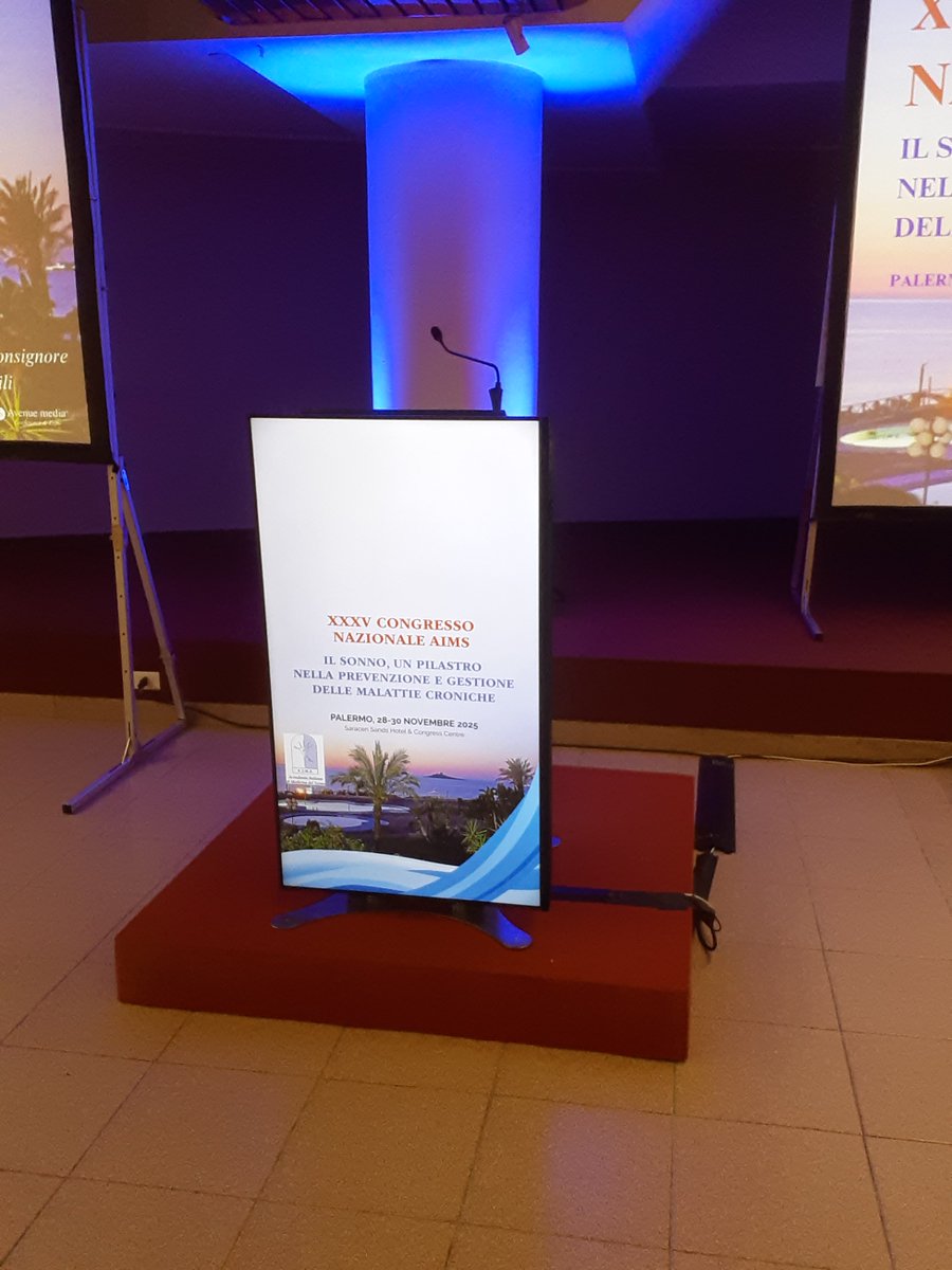 rmelogli's tweet image. (7) The stage was kinda cool, again it came with 3 screens plus some speaker chairs (I guess for a panel) and a nice podium with a screen in front of it