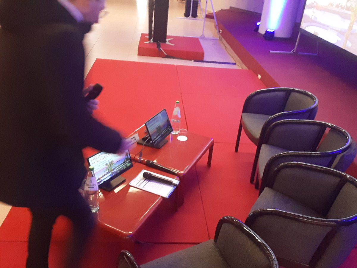 rmelogli's tweet image. (7) The stage was kinda cool, again it came with 3 screens plus some speaker chairs (I guess for a panel) and a nice podium with a screen in front of it