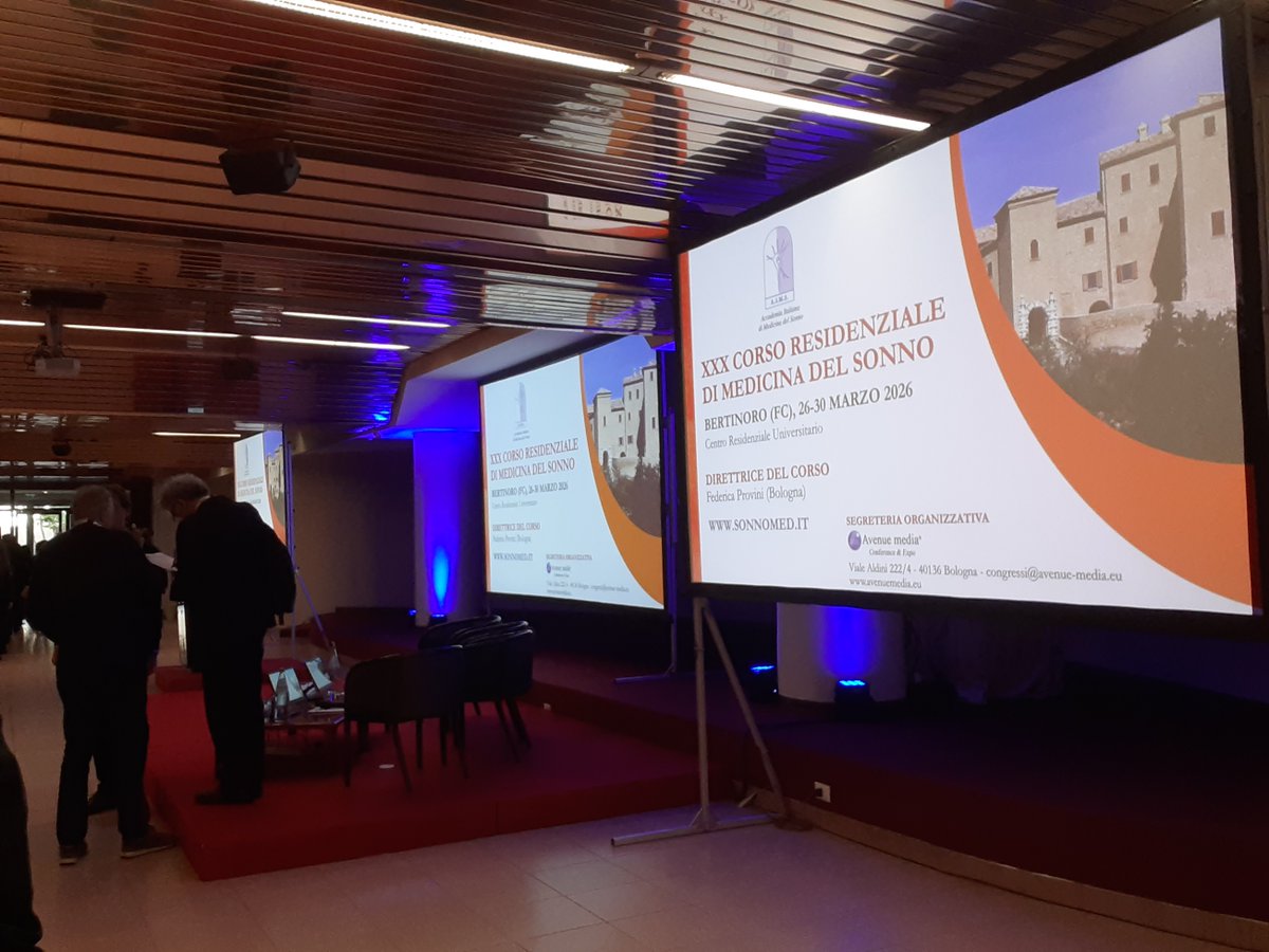 rmelogli's tweet image. (7) The stage was kinda cool, again it came with 3 screens plus some speaker chairs (I guess for a panel) and a nice podium with a screen in front of it