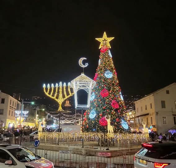 Voici Haïfa au moment des fêtes de fin d'année. Les trois religions monothéistes - vivant côte à côte en Israël - y sont représentées ✨

D'ores et déjà bonnes fêtes à tous ! ✡️✝️☪️