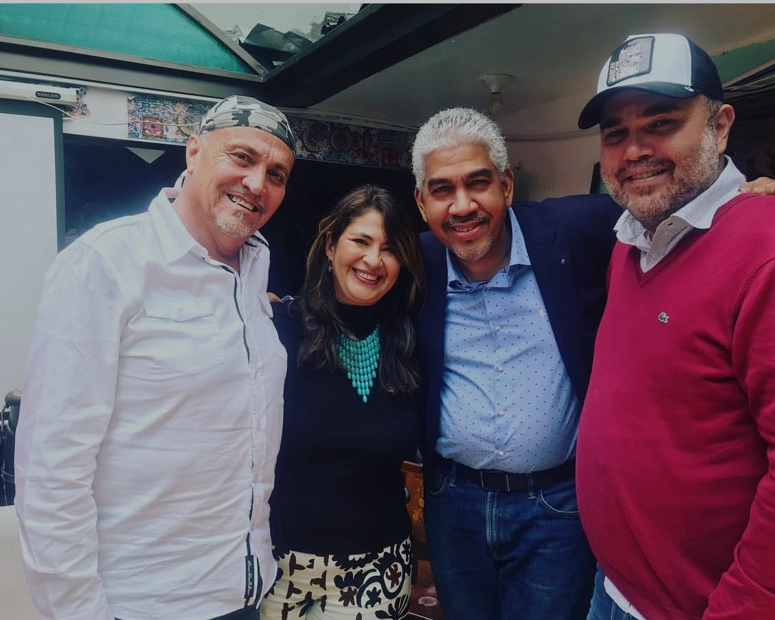 rayoenorbita's tweet image. Hoy el #CapiRomero dijo adiós a @rcnradio la empresa a la que dedicó muchos años de su talento y profesionalismo. Empiezan nuevos tiempos para él donde estaremos sus amigos de siempre acompañándolo, porque esta pasión por la Radio nada ni nadie la detiene.
Se vienen cositas……