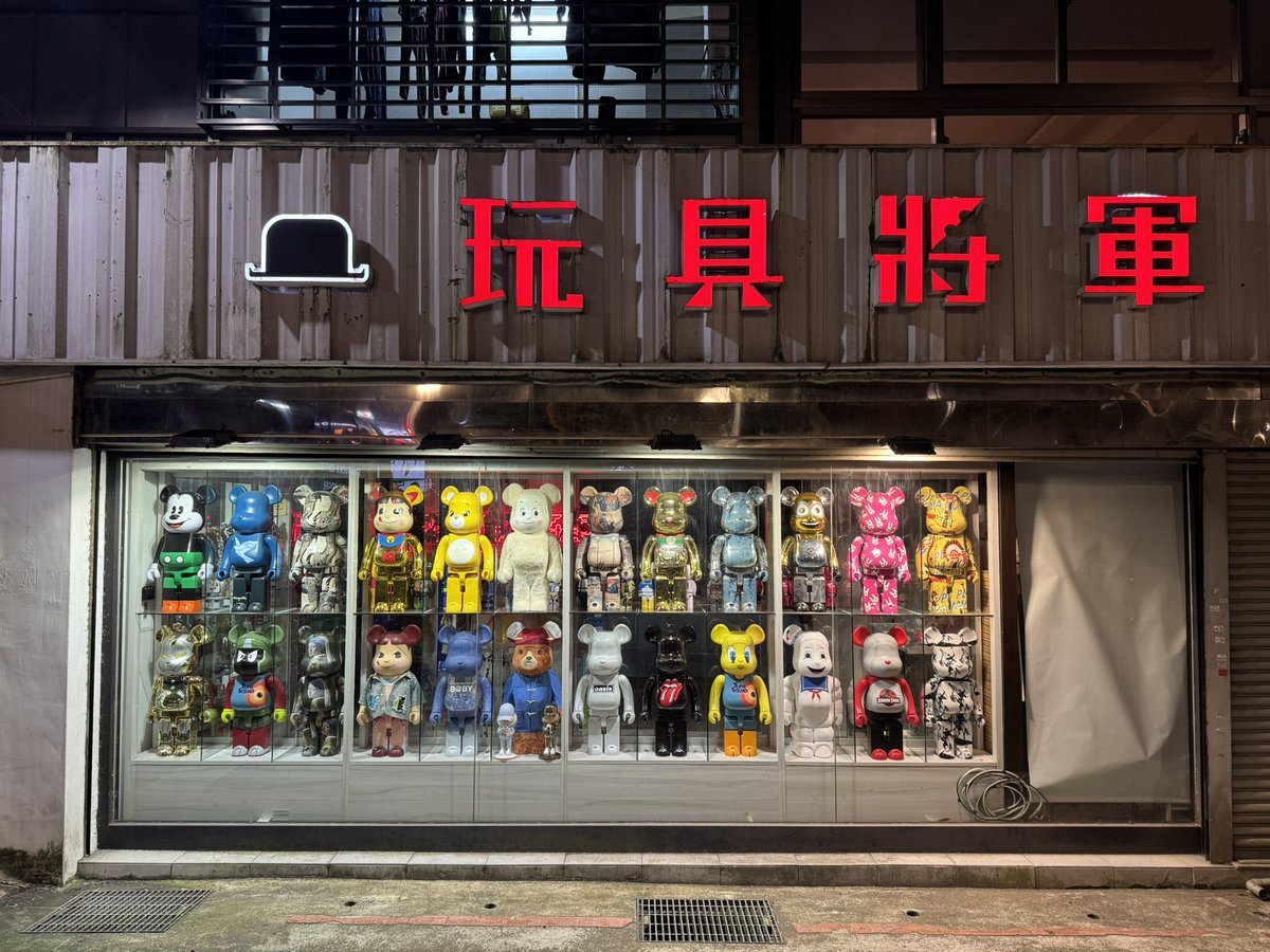 edwardstrngr's tweet image. A bit ‘Accidentally Wes Anderson’ but with Asian characteristics. Or perhaps what Hopper might see today…