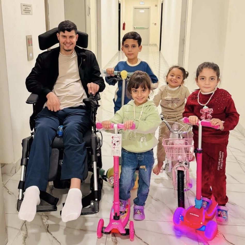 من قطر

الصحفي فادي الوحيدي وابناء الشهداء الابطال انس الشريف ومحمد قريقع واسماعيل الغول رحمهم الله.