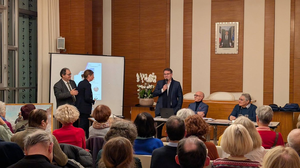 Salle comble pour notre conférence "Les Dumas, père, fils... et grand-père" à la Mairie du 17e. Un public très nombreux (désolé pour les 30 personnes qui n'ont pu s'inscrire) venu écouter l'ancien député André Bellon, administrateur de la Société des <a href="/Amis_AlexDumas/">Dumas Père</a>, et notre