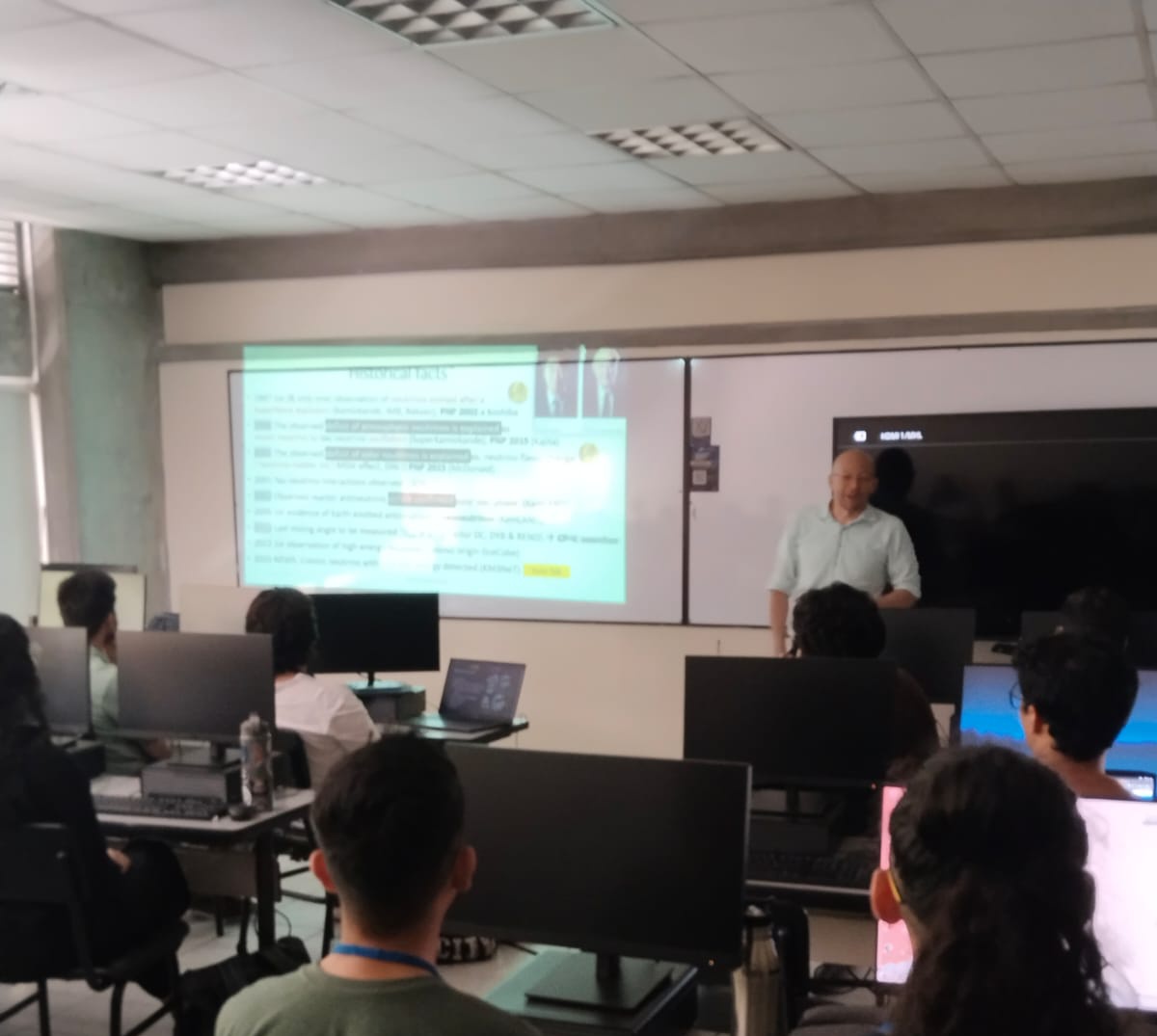 Grupoctye's tweet image. 2da escuela de Física de Altas Energías @conhep en @ITMinstitucion Ahora el Prof.  David Vanegas de la @UdeMedellin_ nos habla sobre Neutrinos #2ndConhepSchool #particlephysics @UdeMedellin_