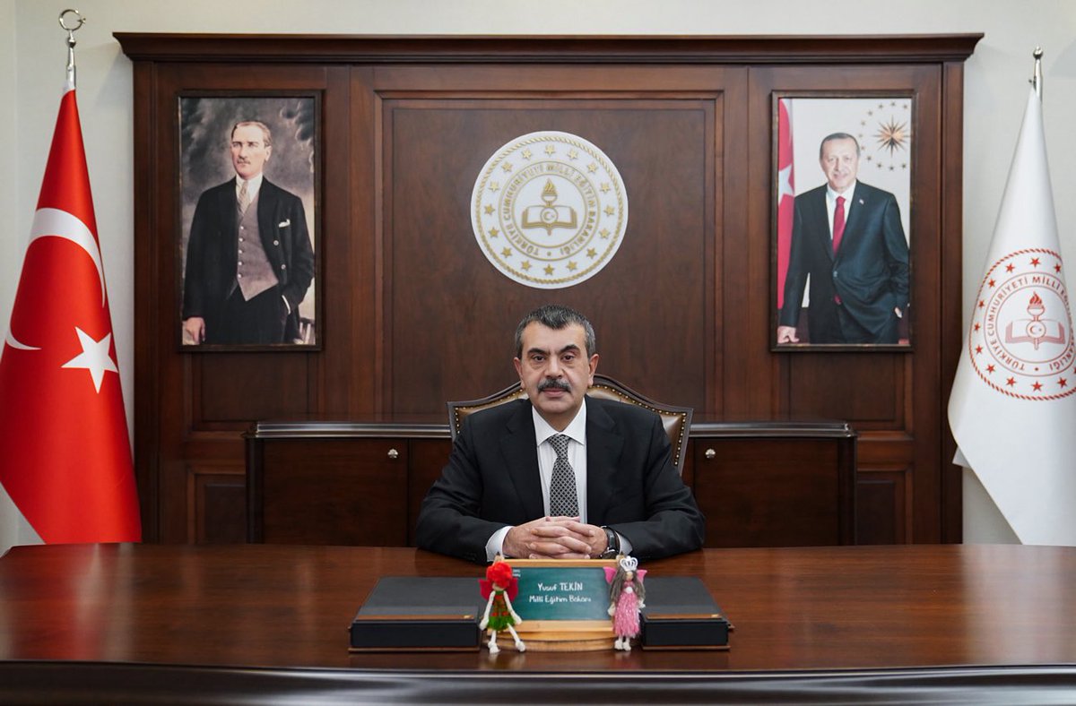 Gelmiş geçmiş en iyi Milli Eğitim Bakanı…

Seviyorsan kalp bırak…

♥️