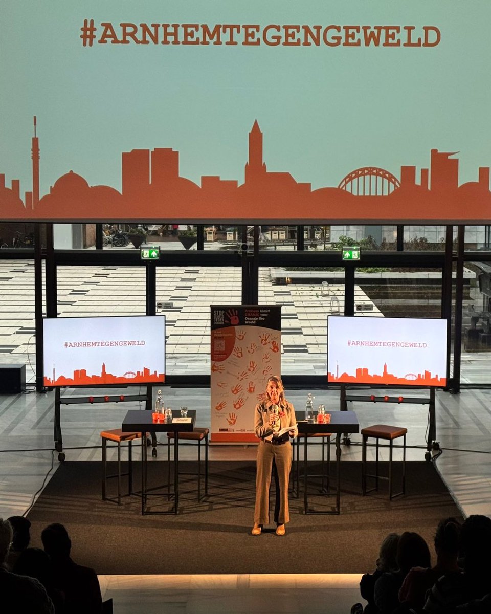 Orange the World 🧡

Namens de gemeenteraad heet @nickyeppich de vele aanwezigen welkom bij de Orange the World bijeenkomst. Geweld tegen vrouwen moet stoppen✋Dat vraagt kennis, inzet en heel veel aandacht. Wij zullen ons daar als fractie voor blijven inzetten!

#Arnhem