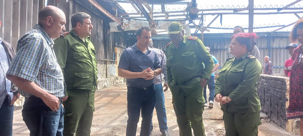 En compañía del ministro del Minal y autoridades de Pinar del Río, visitamos La Coloma, donde hace pocos días un fuerte incendio destruyó parte de las instalaciones de la industria pesquera, pero no pudo con el empuje de sus trabajadores que hoy se enfrascan en su recuperación.