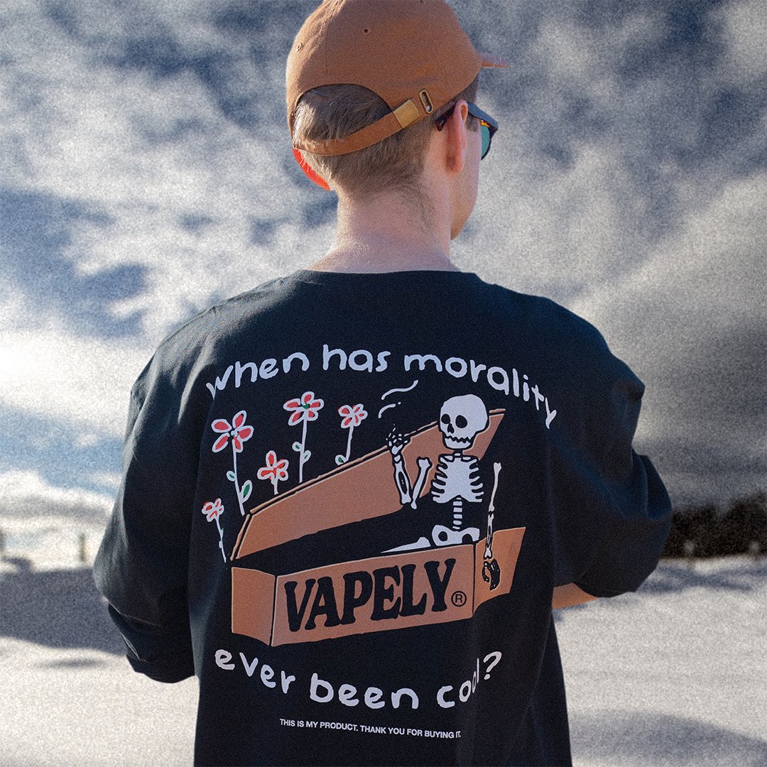 tommyinnit's tweet image. it’s holiday sale time baby. 

go grab some merch tommyinnit.store