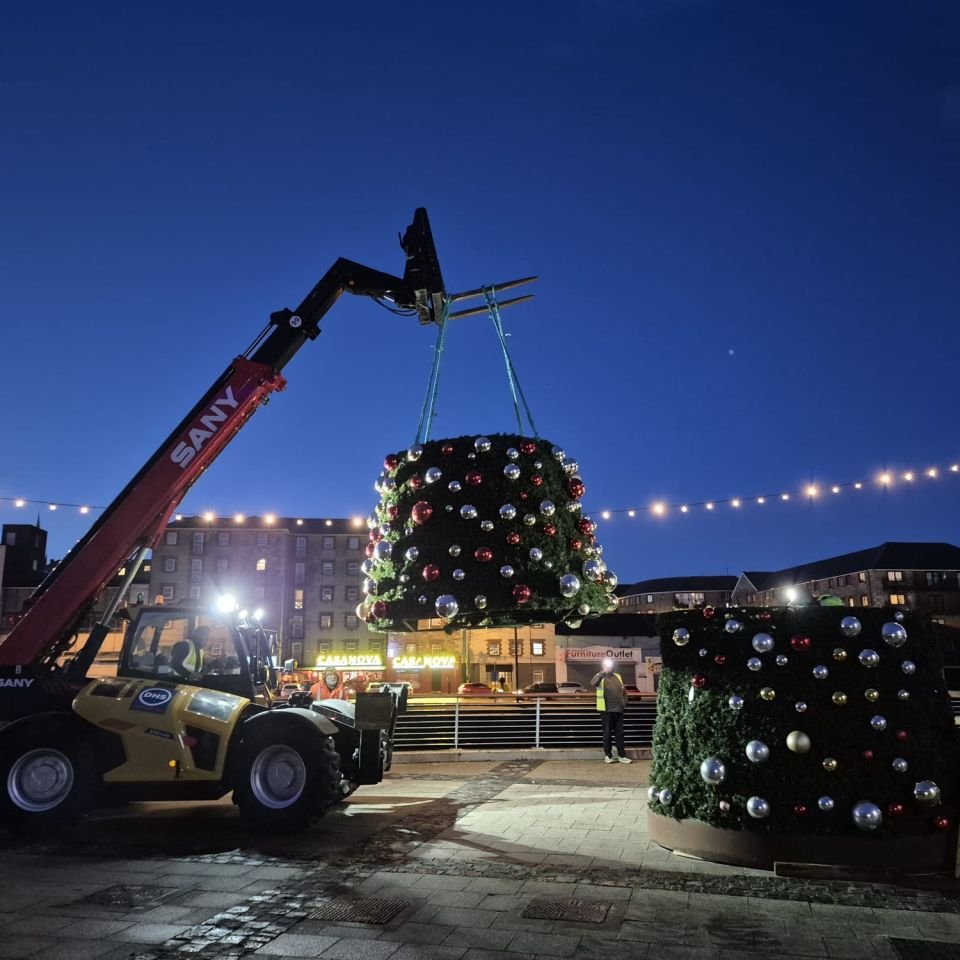 Looks like one of our telehandlers made Santa’s team this year!

Delighted to see it helping Love Drogheda set up the Christmas tree at Scotch Hall and kick off the festive vibes, thanks to DHS Complete Hire! 🎅🎄

#sany #christmas2025
