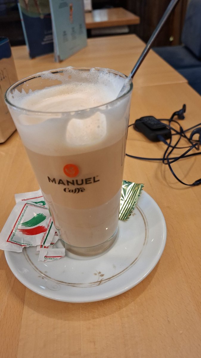 Letzte Latte mit Amaretto Sirup im meinem liebsten Eiscafé... gehen Ende der Woche in Winterzeit.