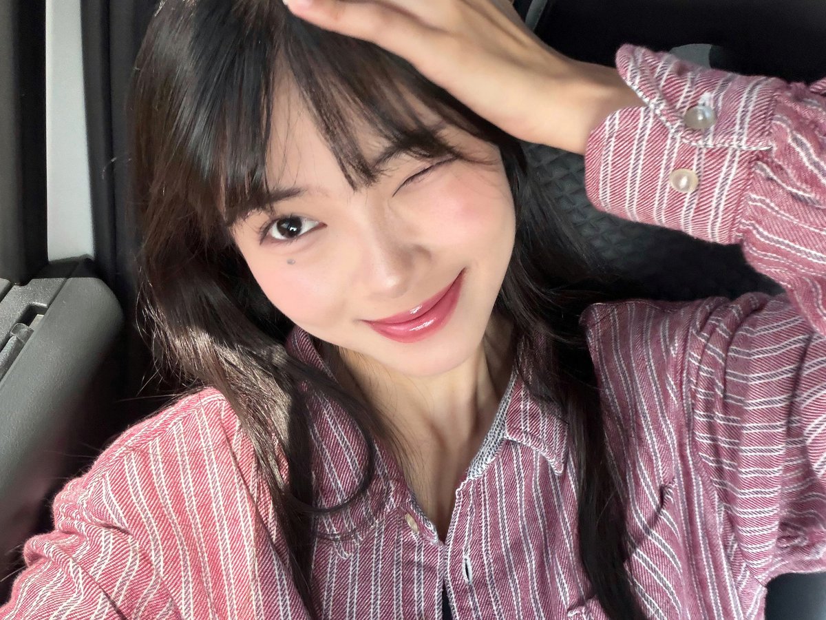 Malam <a href="/A_FionyJKT48/">Fiony Alveria Tantri</a>😍
Widih happy bgt ya hari ini pergi2
Makasih udah cerita2..
Ikut seneng juga

Aku mah hari ini cukup produktif dan sekarang baru selesai 
Udah di kasur juga, gak akan begadang kok, udah ngantuk🫩 
Makasih papnya
Met bobo ya kamu juga, good night 🌜
#FionyMail