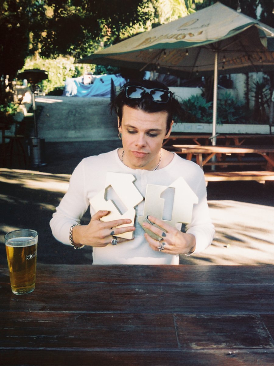 yungblud's tweet image. “ONE MORE TIME” Had landed straight in at NUMBER #1 on the UK 🇬🇧 album chart. That’s my second number one this year at home! Just truly insane! Thank you from the bottom of my heart to everyone that bought, listened, shouted about and streamed this ep. Thank you to @Aerosmith for…