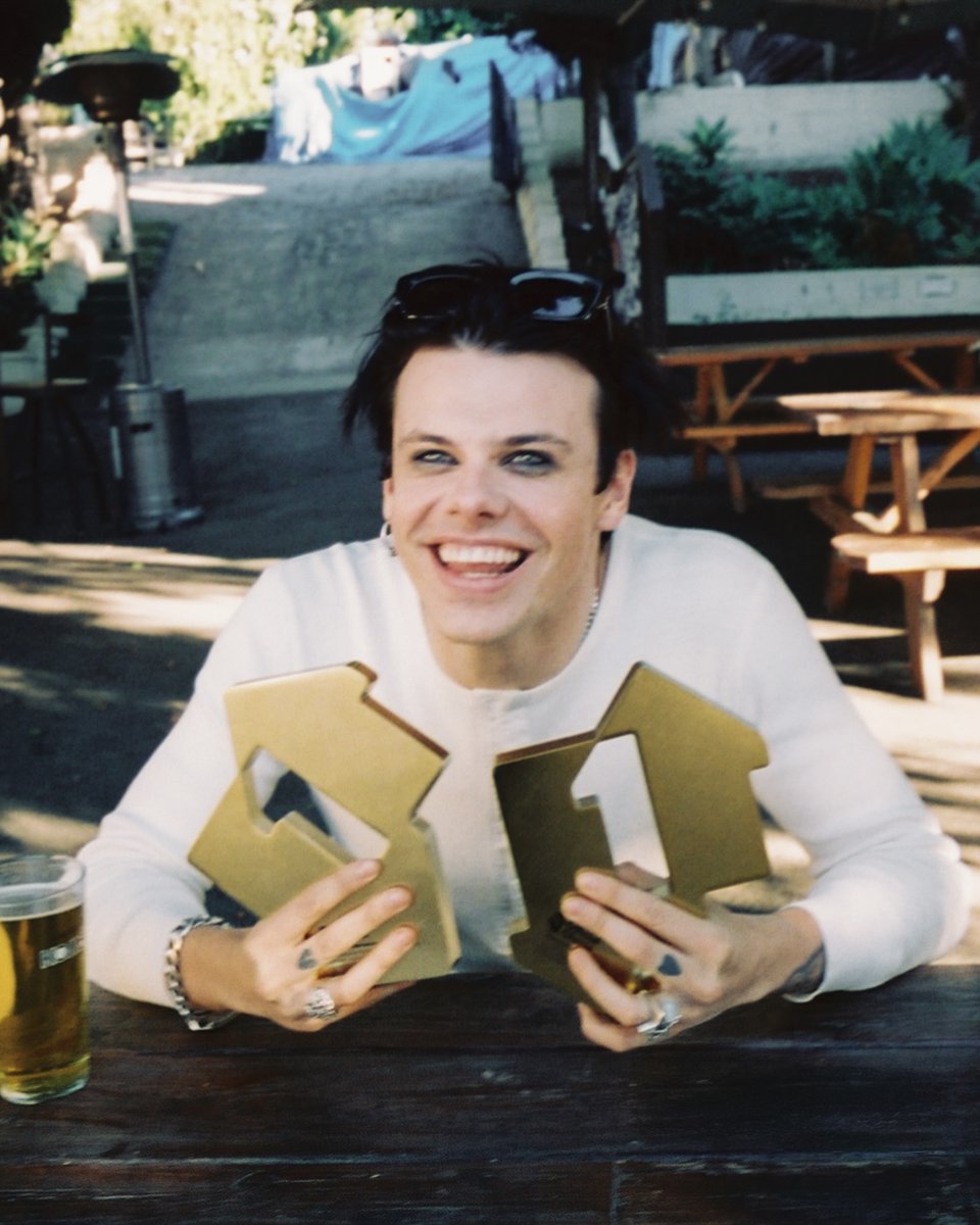 yungblud's tweet image. “ONE MORE TIME” Had landed straight in at NUMBER #1 on the UK 🇬🇧 album chart. That’s my second number one this year at home! Just truly insane! Thank you from the bottom of my heart to everyone that bought, listened, shouted about and streamed this ep. Thank you to @Aerosmith for…