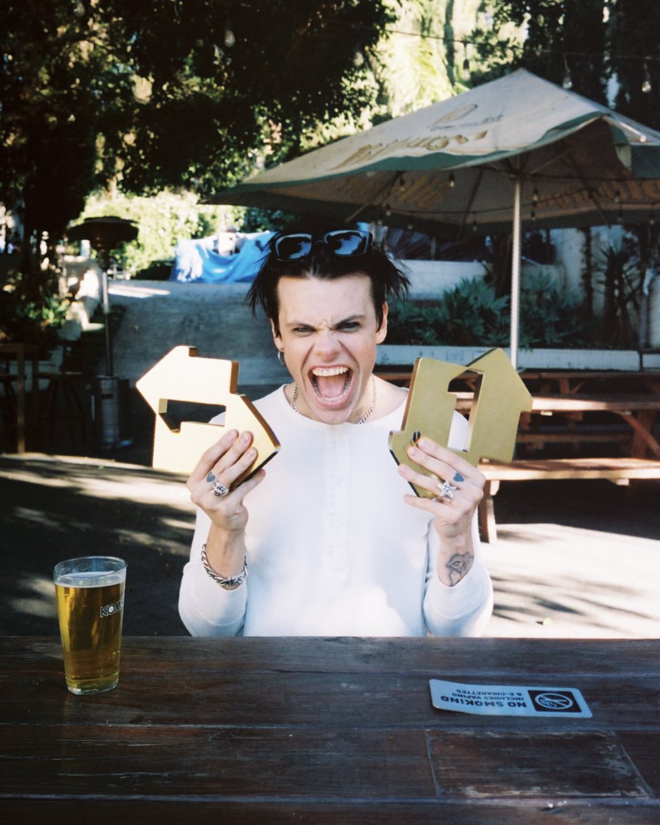 yungblud's tweet image. “ONE MORE TIME” Had landed straight in at NUMBER #1 on the UK 🇬🇧 album chart. That’s my second number one this year at home! Just truly insane! Thank you from the bottom of my heart to everyone that bought, listened, shouted about and streamed this ep. Thank you to @Aerosmith for…