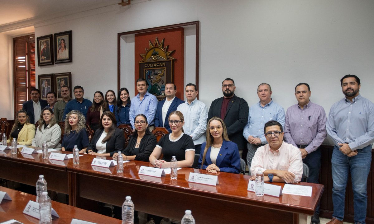 implanculiacan's tweet photo. Se suman voces diversas para conformar el Comité Directivo y Técnico para la Revitalización de la Zona Centro de Culiacán. Esta nueva visión es integral, con procesos urbanísticos, normativos y técnicos, en el cual la gobernanza tomará un papel protagónico.  🤝🏙️ https://t.co/Qs6ZYZPBp9