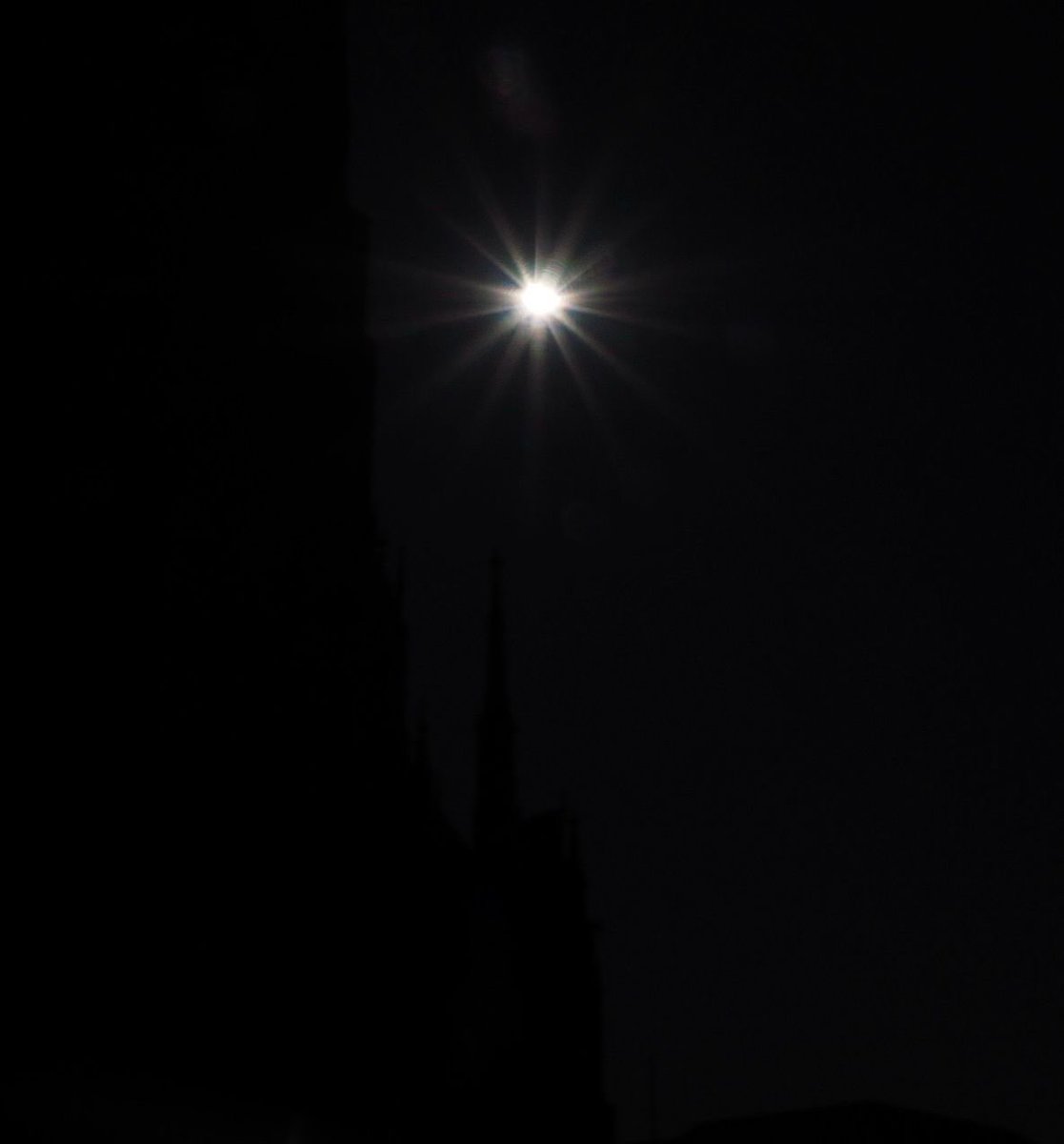 Gece, karanlığın gelişi değil; aydınlığın gidişidir.
.