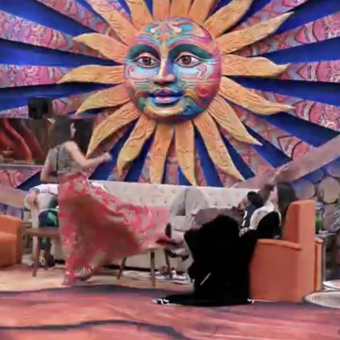 subhiiobsessed's tweet image. How can she hit her? is this allowed? what if farrhana will do this? reaction same hounge kya? where is all neutral gone now? 
- Even amaal cleared it wo bolke gaye dekh ab kya karti hoon! farrhana is doing everything according to plan? sure?

[ #FarrhanaBhatt #BiggBoss19 #BB19 ]