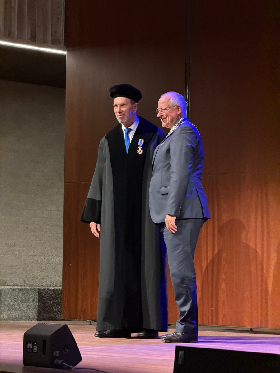 _ShankarSiva's tweet image. All hail “sir” @bslotman ! Newly announced Knight of the order of the Dutch Lion 🦁! Fantastic achievement for a lifetimes work in #lungcancer #lcsm #radonc!