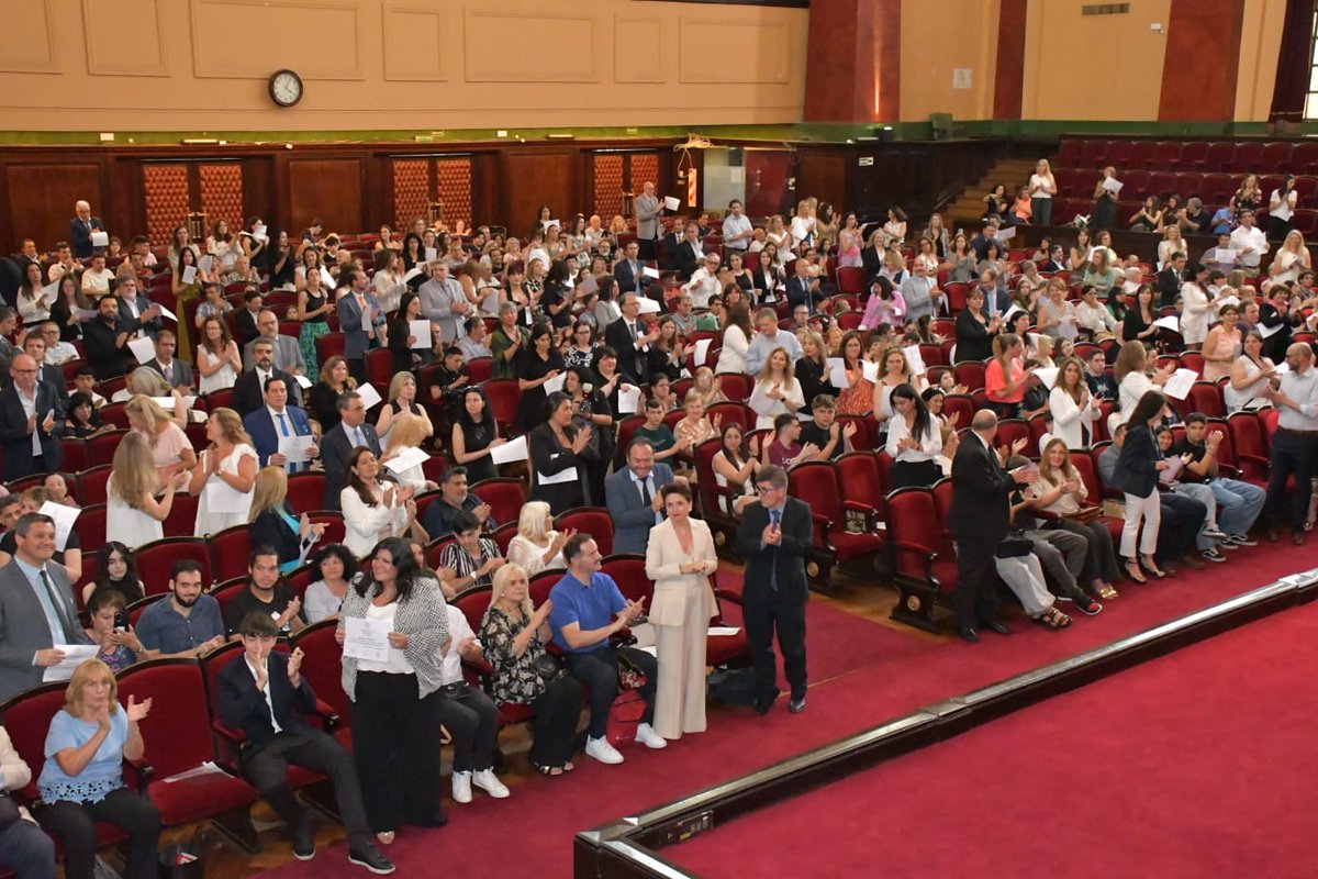 🏛 Acto homenaje a la promoción 2000 en <a href="/DerechoUBA/">Facultad de Derecho</a>
"...Nos graduamos en una institución que ha sido protagonista y trinchera de los momentos más oscuros y luminosos de nuestra historia.
Por eso, cuando un estudiante, sin importar su origen social o económico, cruza la puerta