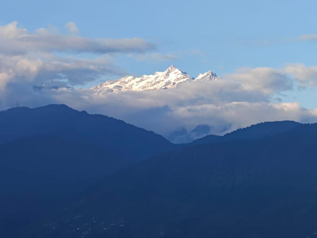 Beausancy2's tweet image. This is real Kanchanjunga, the highest mountain peak of India in the evening as seen from Pelling, Sikkim.