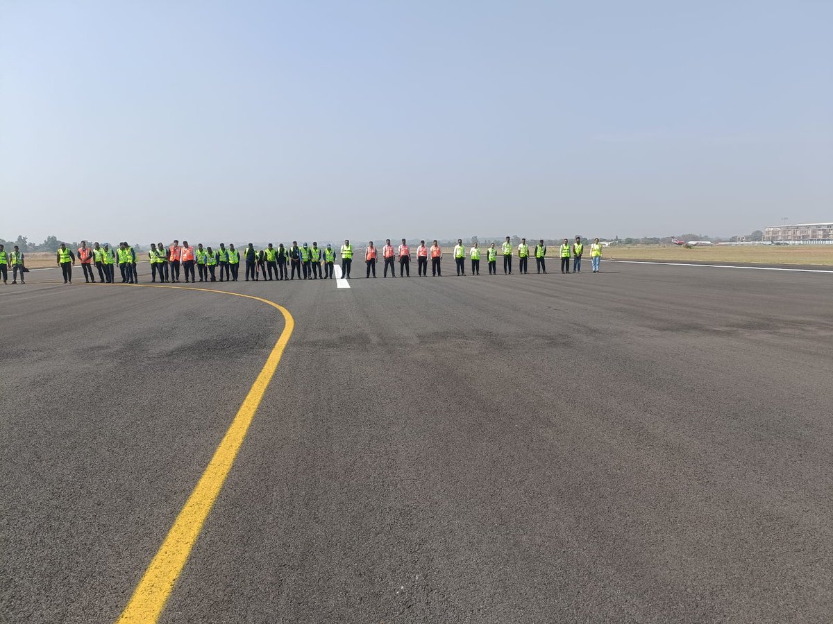 aaiblgairport's tweet photo. Safety is a team effort! ✈️💪 Kudos to all AAI employees, airlines staff & stakeholders who joined forces for an FOD walk on the runway! Together, let's keep #BelagaviAirport safe! #AviationSafety #FODWalk #ASAW2025 https://t.co/JQfhqHb5HW
