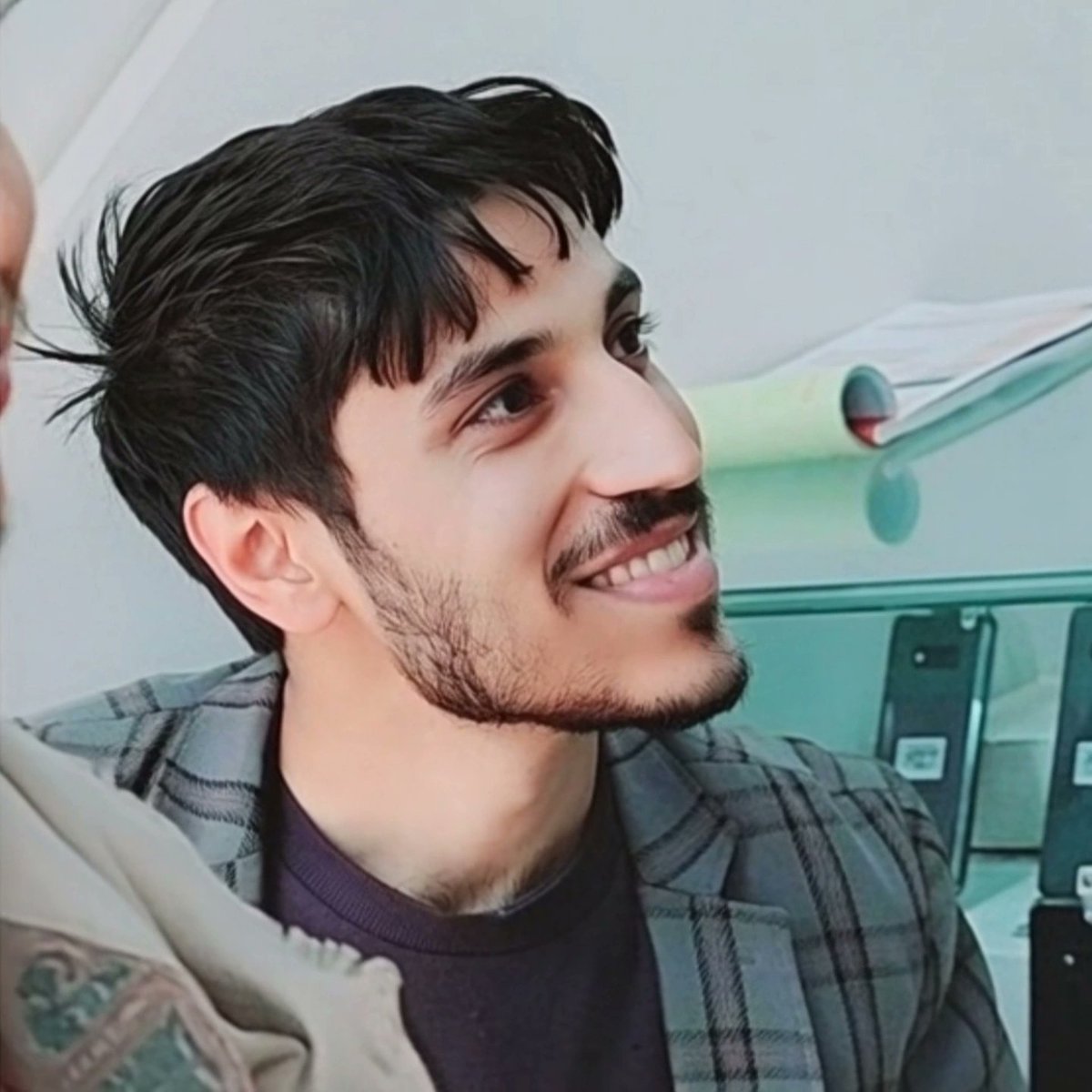 لا أُريدُ أن تُسلَّطَ عليَّ الأضواء،
لقد عِشتُ مُحتَرقًا بِما فيهِ الكِفايةْ .!